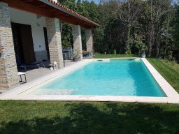 piscina a doppia profondita  con scala alla tropezienne e pvc colore sabbia e bordo micheletto